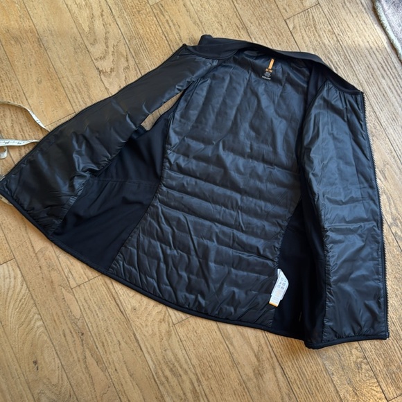 Lucy black running vest, size Medium - Picture 8 of 8